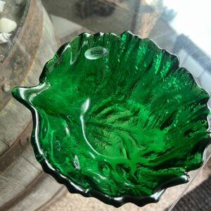 Vintage Blenko Glass Salad / Candy Bowl Cabbage Leaf Emerald Green 6.5” w/Labels